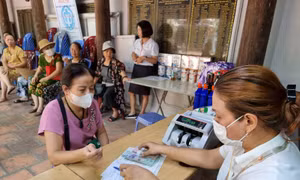 Người dân ký số tiền chi trả lương hưu tại Hà Nội từ kỳ chi trả lương hưu tháng 8/2023.