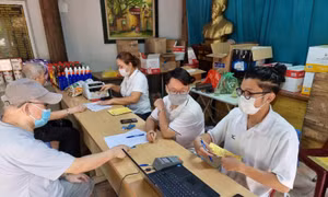 Chi trả lương hưu cho người hưởng tại Hà Nội.