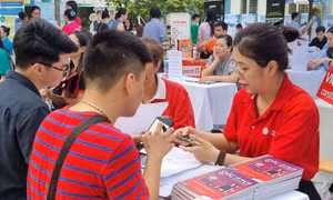 Người lao động đến tìm hiểu thông tin việc làm tại Sàn giao dịch việc làm Hà Nội.