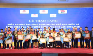 Trao tặng Huân chương Lao động hạng Ba của Chủ tịch nước và Bằng khen của Thủ tướng Chính phủ cho Huấn luyện viên, vận động viên thể thao người khuyết tật.