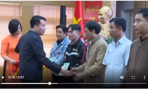 Tặng sổ BHXH, thẻ BHYT cho người có hoàn cảnh khó khăn