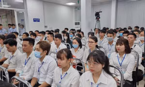 Lao động nghe phổ biến thông tin trước khi đi xuất khẩu lao động tại Hàn Quốc