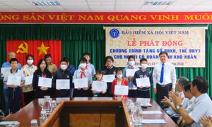 Huy động gần 50 tỷ đồng trao tặng sổ BHXH, thẻ BHYT cho người có hoàn cảnh khó khăn