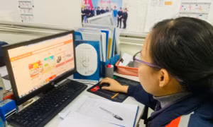 Công nhân, người lao động mua hàng tại "Chợ Tết Công đoàn 2025" trực tuyến.