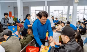 Chuyến tàu công đoàn đưa công nhân về qua đón Tết.
