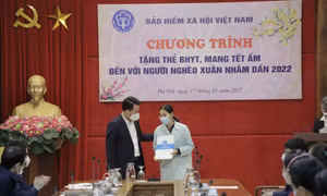 BHXH Việt Nam tặng sổ BHXH, thẻ BHYT cho người có hoàn cảnh khó khăn