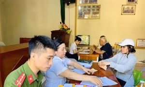 Lực lượng Công an phối hợp với bưu điện, ngân hàng thực hiện tuyên truyền hướng dẫn người dân thay đổi phương thức nhận chi trả lương hưu và trợ cấp hàng tháng.