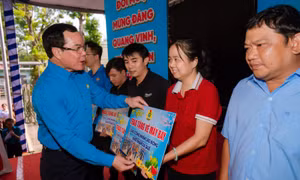 Lãnh đạo Tổng Liên đoàn Lao động trao tặng vé máy bay cho lao động có hoàn cảnh khó khăn