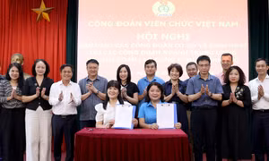 Phó Chủ tịch Thường trực Công đoàn Viên chức Việt Nam Đỗ Hồng Vân và Phó Chủ tịch LĐLĐ thành phố Hà Nội Nguyễn Thị Thu Thủy ký biên bản bàn giao, tiếp nhận Công đoàn cơ sở