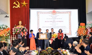 Báo Nhân Dân cuối tuần kỷ niệm 35 năm ra số đầu tiên và đón nhận Huân chương Lao động hạng Ba