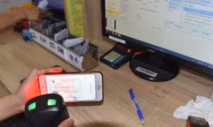 Người dân dùng hình ảnh thẻ BHYT trên app VssID thay thẻ giấy khi đi khám chữa bệnh