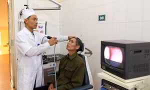 Chăm sóc sức khỏe người cao tuổi bằng BHYT