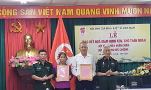Trao kết quả giám định ADN cho thân nhân gia đình liệt sĩ