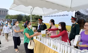 Tặng quà cho du khách đến viếng Lăng Bác sáng ngày 2/9/2022.