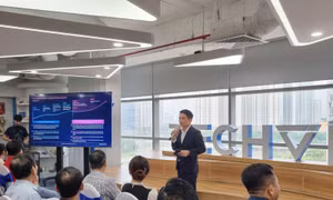 Ông Phạm Thế Dũng, Phó Cục trưởng Cục Đổi mới sáng tạo chia sẻ về chương trình đào tạo và hỗ trợ 10.000 doanh nghiệp SMEs trên cả nước tiếp cận và ứng dụng hiệu quả công nghệ AI vào vận hành.