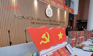 Không gian trưng bày với chủ đề: “Dưới cờ Đảng quang vinh: Việt Nam 40 năm Đổi mới và khát vọng trong kỷ nguyên vươn mình”.