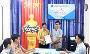 Bà Phạm Thị Hồng nhận Quyết định hưởng chế độ hưu trí