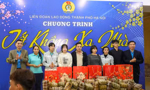 Lãnh đạo Công đoàn Hà Nội động viên những công nhân ở lại Hà Nội đón Tết