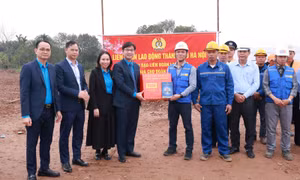 Tặng quà cho công nhân làm việc xuyên Tết trên công trường trọng điểm.