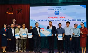 Trao tặng miễn phí sổ BHXH, thẻ BHYT cho người có hoàn cảnh khó khăn tại vùng lũ