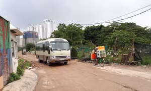 Xử lý xe chở vật liệu xây dựng vương vãi đất cát ra đường Võ Chí Công