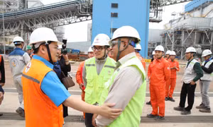 Động viên người lao động thi đua trên công trường Trung tâm Điện lực Quảng Trạch