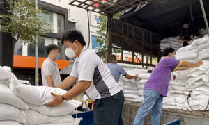 Trao tặng 8.190 ‘túi gạo nghĩa tình’ tới TP Hồ Chí Minh