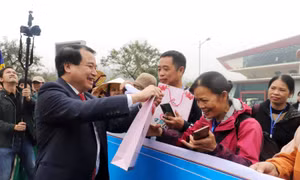 Việt Nam đón đoàn khách du lịch Trung Quốc đầu tiên sau dịch COVID-19