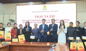 Công đoàn Viên chức Việt Nam tặng quà Tết cho đoàn viên, người lao động huyện Phúc Thọ
