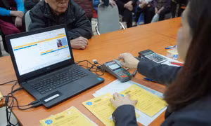 Chi trả lương hưu và chế độ cho người hưởng.