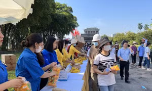 Tặng quà cho du khách khi viếng Lăng Bác vào sáng ngày 2/9/2023.