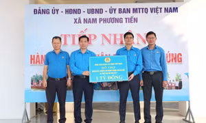 Lãnh đạo Tổng LĐLĐ Việt Nam trao số tiền hỗ trợ 1 tỷ đồng cho đoàn viên, người lao động Thủ đô bị ảnh hưởng bởi bão lũ.