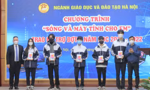 Tiếp tục trao hỗ trợ chương trình ‘Sóng và máy tính cho em’ cho học sinh khó khăn