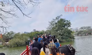 Hàng nghìn người dân xếp hàng tham quan tại các điểm di tích Hà Nội mở cửa miễn phí