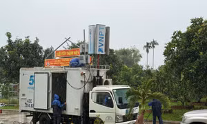 Xe phát sóng lưu động cùng xe thông tin chuyên dùng của VNPT đã được ở các điểm phía Đông tỉnh Gia Lai để phục vụ công tác chỉ đạo ứng phó bão số 13 của chính quyền