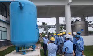 Đoàn công tác của Viện trưởng Viện Khoa học An toàn và Vệ sinh lao động thăm người lao động bị thương.