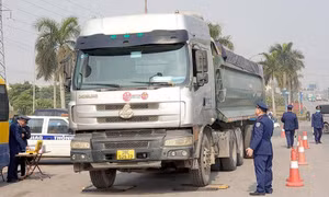 Xử phạt 35 trường hợp xe quá tải qua cầu Thăng Long, Hà Nội