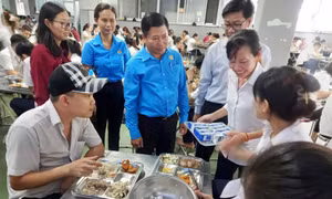 Xây dựng phúc lợi dài hạn từ 'Bữa cơm công đoàn'