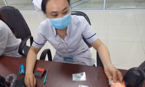 Người dân đi khám bệnh cần lưu ý gì khi dừng cấp thẻ bảo hiểm y tế giấy?