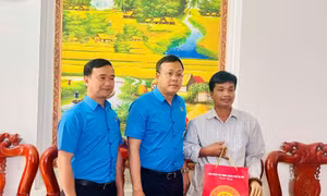 Công đoàn Hà Nội thăm, tặng quà công nhân bị tai nạn lao động