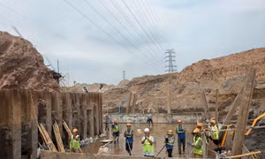 Chủ tịch LĐLĐ Thành phố Hà Nội thăm và trao quà cho công nhân lao động làm việc xuyên kỳ nghỉ lễ trên công trình trọng điểm Hà Nội