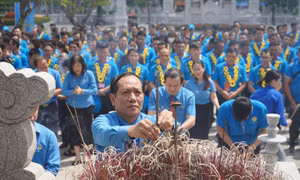 Dâng hương tưởng niệm đồng chí Nguyễn Đức Cảnh