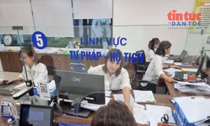 Giải quyết thủ tục hành chính trực tuyến vẫn còn nhiều bất cập khi vẫn yêu cầu người dân xuất trình bản giấy.