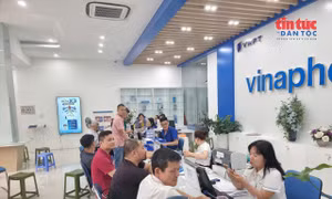 Người dân đến làm thủ tục xác thực lại thông tin di động.