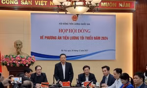 Thứ trưởng Bộ LĐTBXH Lê Văn Thanh thông báo chốt tăng lương tối thiểu vùng từ 1/7/2024 là 6%.