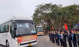Mang Tết sum vầy tới người lao động trên những chuyến tàu xe miễn phí