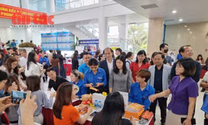 Ngày hội thu hút nhiều sinh viên, đoàn thanh viên các trường trên địa bàn đến tham gia tìm hiểu các vị trí việc làm.
