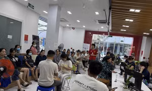 Người dân đổ về các điểm giao dịch xác thực thông tin thuê bao khi bị khoá 1 chiều.