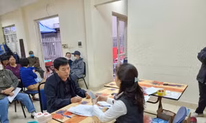 Chi trả lương hưu, trợ cấp bảo hiểm xã hội tại Hà Nội dịp đầu năm 2024. Ảnh: XC