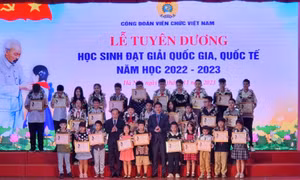 Ông Phạm Tất Thắng, Phó Trưởng Ban Dân vận Trung ương và ông Ngọ Duy Hiểu, Phó Chủ tịch Tổng Liên đoàn Lao động Việt Nam trao dây hoa nguyệt quế, thư khen chọ học sinh đạt giải.